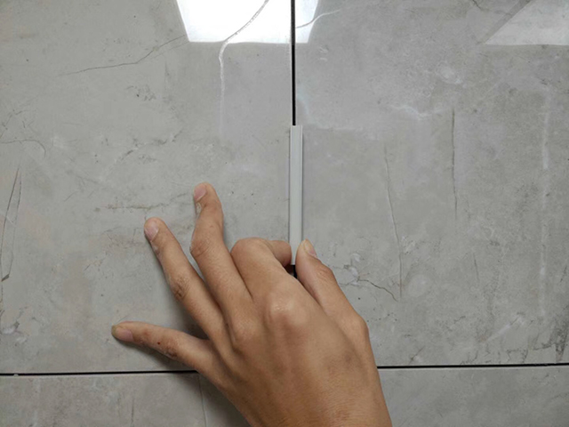 你还在为家里做美缝用真瓷胶还是环氧彩砂而烦恼吗 你还在为家里做美缝用真瓷胶还是环氧彩砂而烦恼吗