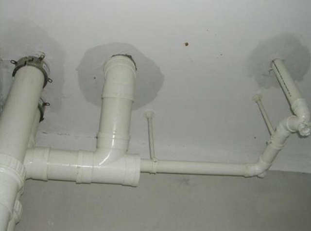 卫生间漏水.jpg 卫生间漏水.jpg